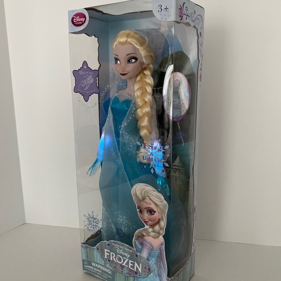 Disney Store Elsa Singing Doll Frozen - Picture 4 of 16